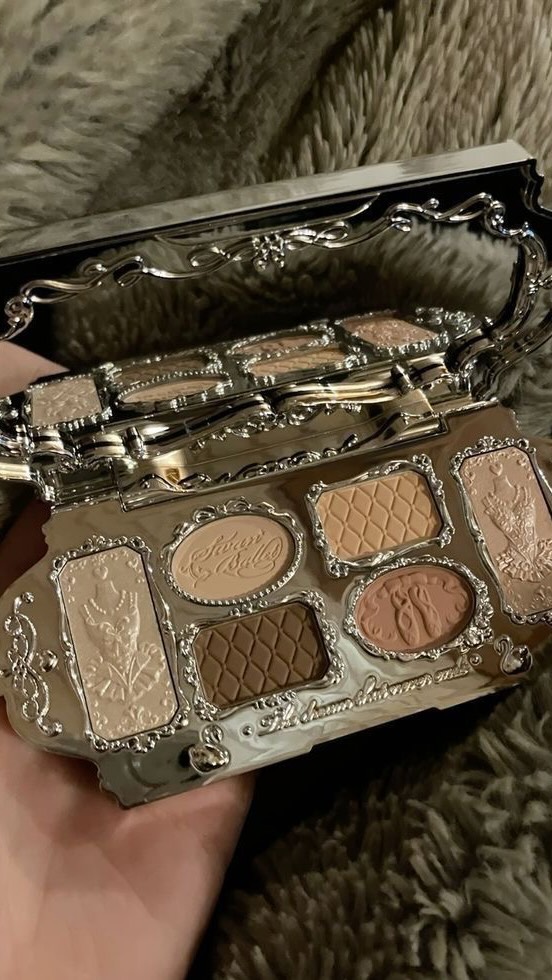 Instagram post by @beyzasoonmez for Flower Knows. Caption reads: Aşırı prenses değil mi? 🪄👸🏻🫠🩷 I love youuu so....