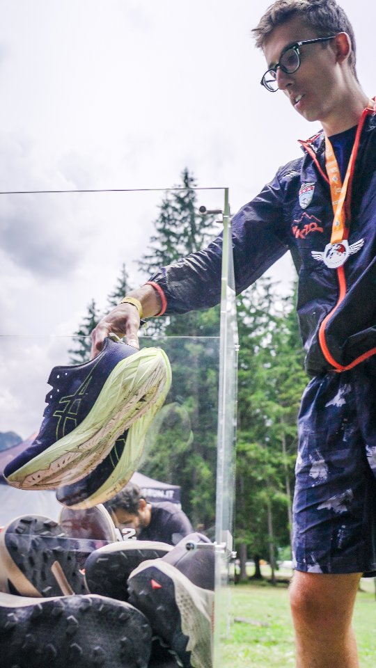 Instagram post by @inyourshoes.eu for Salomon Italia. Caption reads: Se vuoi contribuire anche tu alla raccolta di....