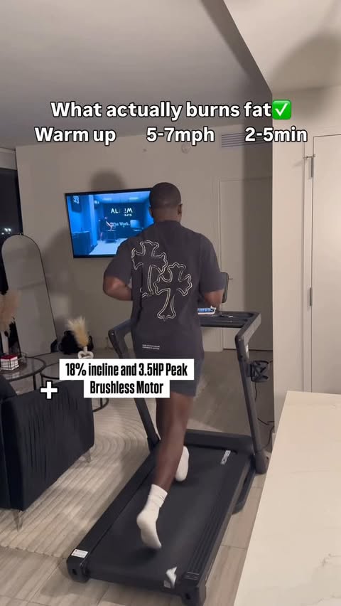 Instagram post by @kailiefitness for Merach. Caption reads: [...] machines at the gym 📺🔥
I use the....