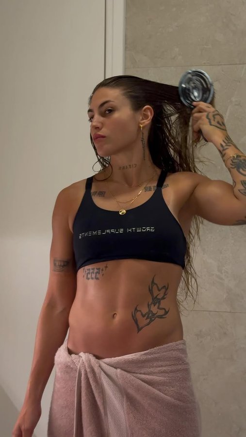 Instagram post by @miacarvalhoo for Growth Supplements. Caption reads: [...] pede a sua no site 
da @growthsupplements....