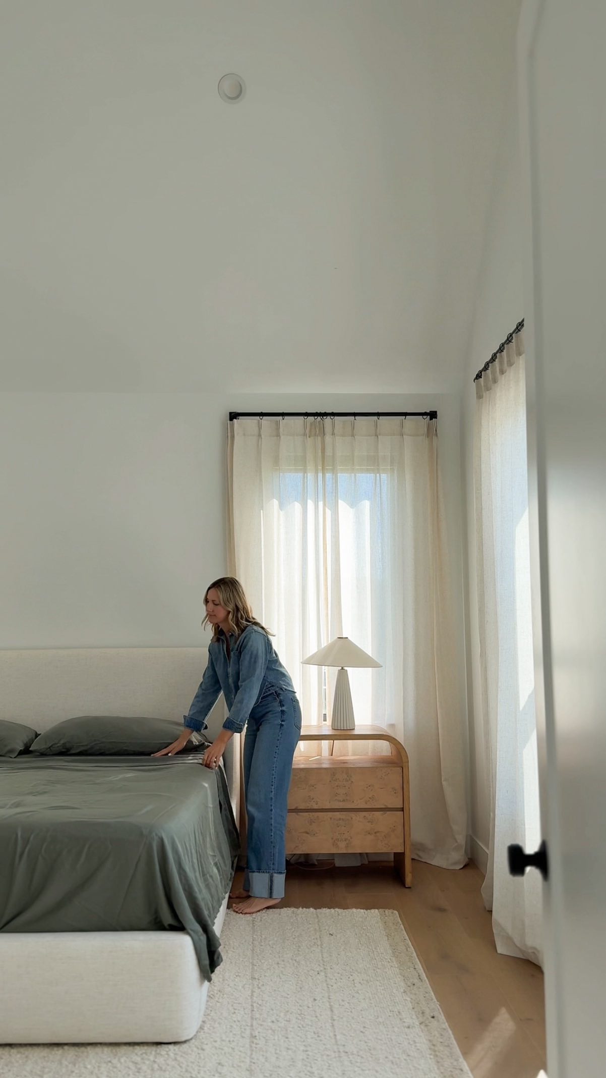 Instagram post by @thebartahouse for Cariloha. Caption reads: #ad Refresh your sleep this fall with the silky....