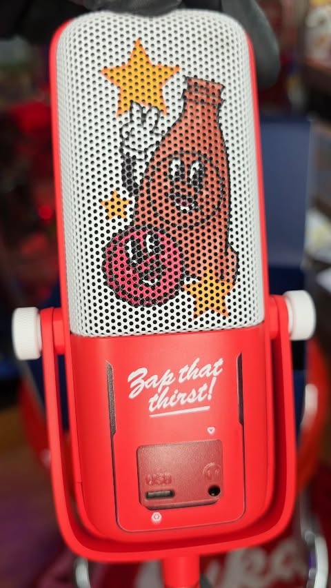 Instagram post by @the_fallout_collector for Elgato. Caption reads: [...] arm LP and Nuka Cola Wave 3 Mic!

Huge....