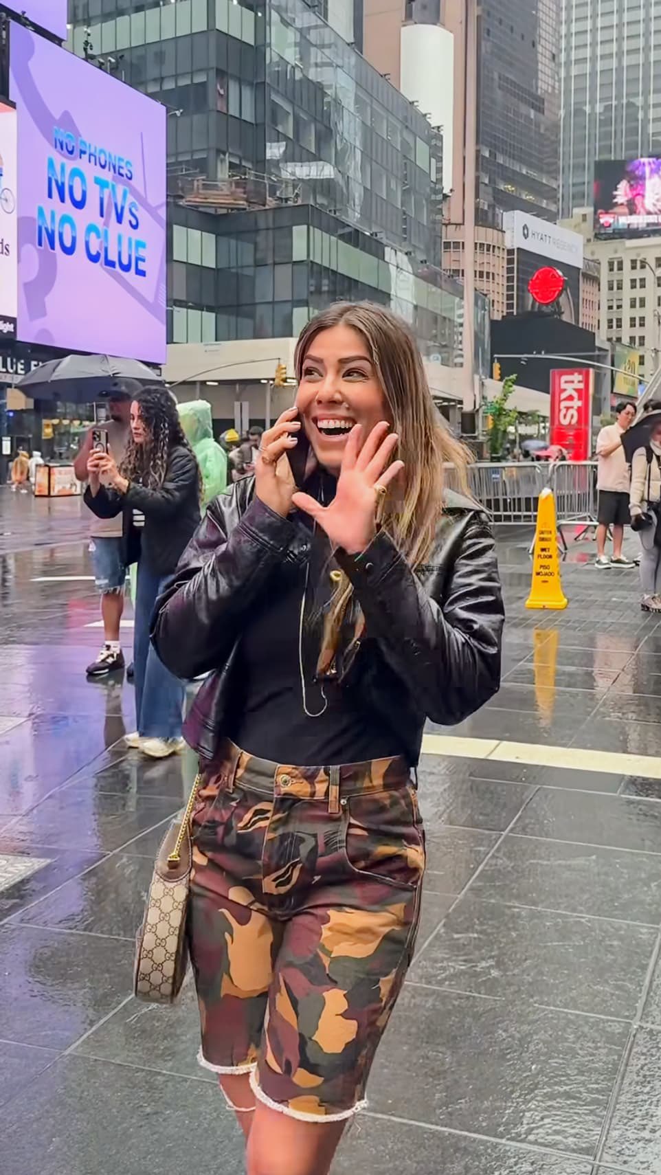 Instagram post by @yarafantoni for Motorola. Caption reads: 24 horas em NY com a @motorolabr !
EU AMO ESSA....