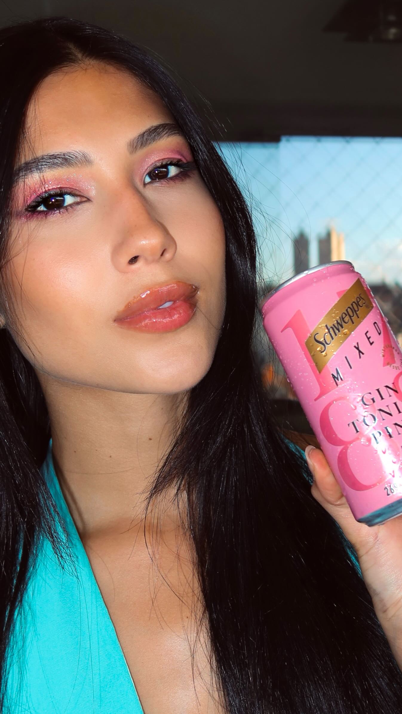 Instagram post by @pietravm_ for Schweppes. Caption reads: tentando fazer uma make rosa inspirada na minha....