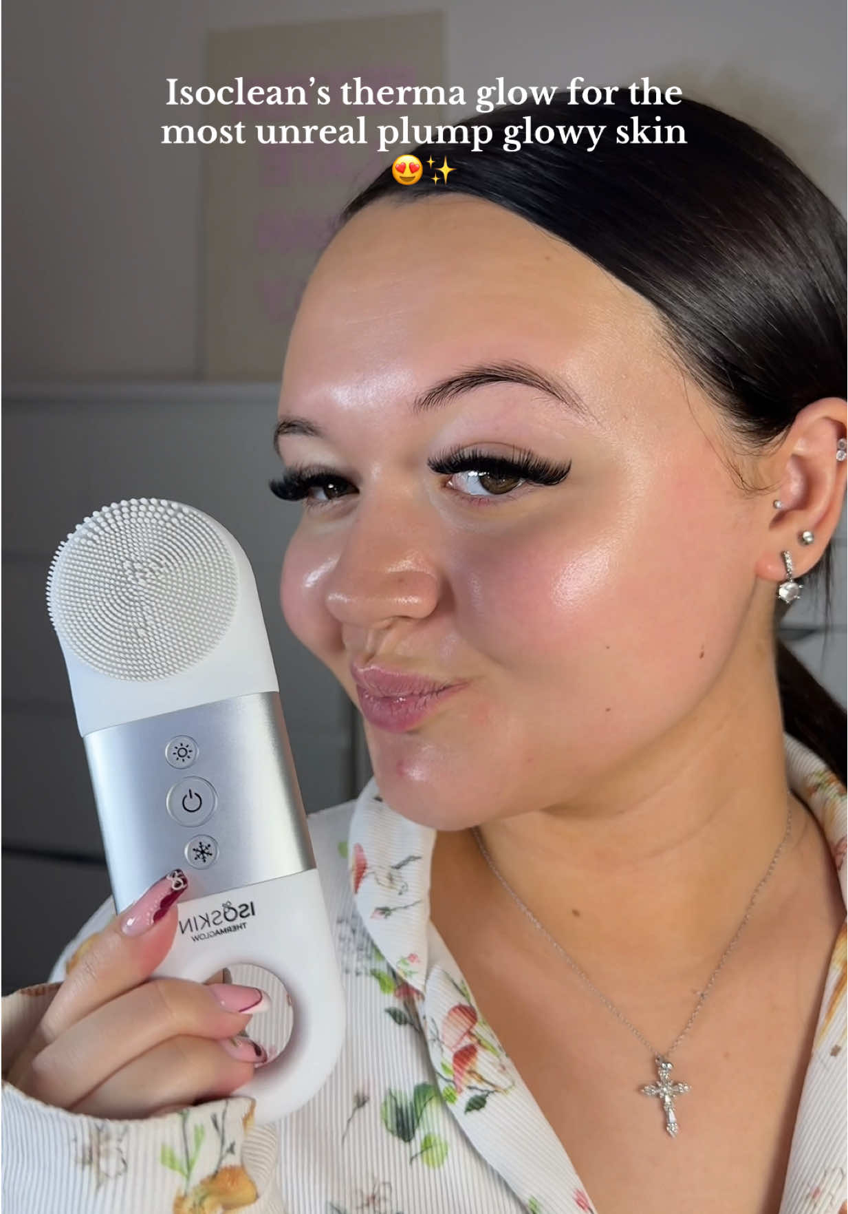 TikTok post by @jesspaigexoxo for ISOCLEAN. Caption reads: @ISOCLEAN Therma glow for the most unreal plump....