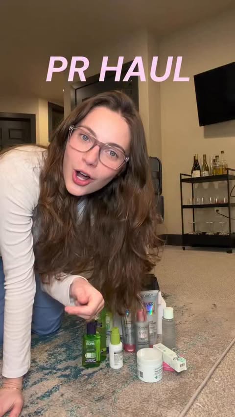 Instagram post by @mcqg_ for Barebells. Caption reads: [...] brands for the gifts🩷 @lorealparis....