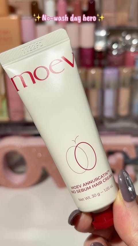 Instagram post by @trend_tracker_kk for MOEV. Caption reads: [...] been testing out this haircare trio from....