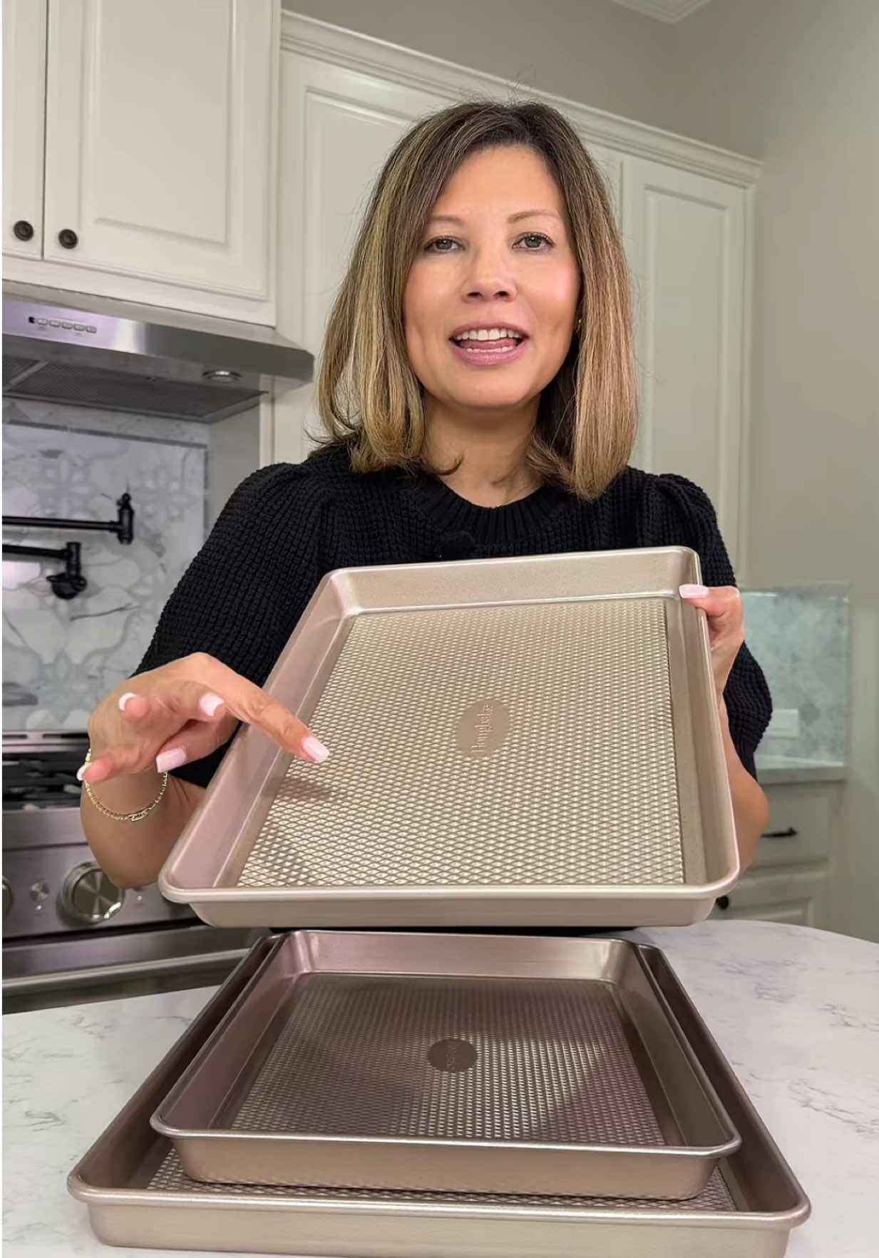 TikTok post by @cocinafina for Kit Experto. Caption reads: Nonstick baking sheets set.@KITEXPERT #bakeware....