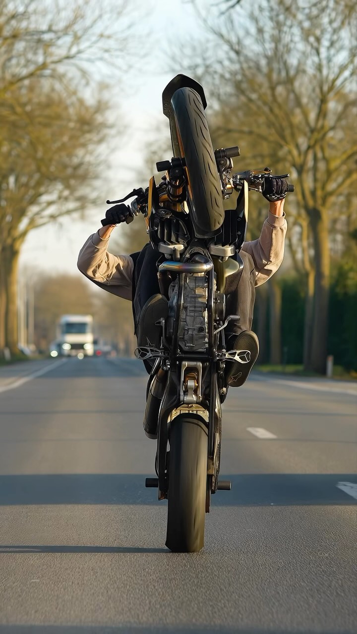 Instagram post by @larssjacobs for YUXUS. Caption reads: 450 SESH 💨🤩
×
 ⭐️ Www.larslion.com
> Gold....