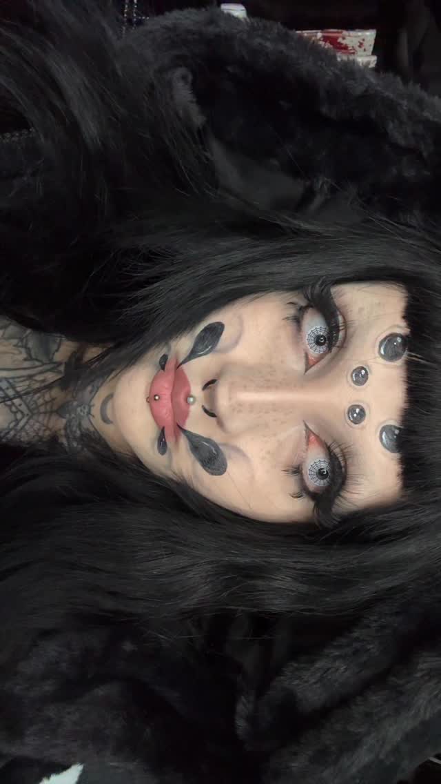 Instagram post by @horrorhailey for PinkyParadise. Caption reads: spider makeup 🕷️🕸️
-
contacts from....