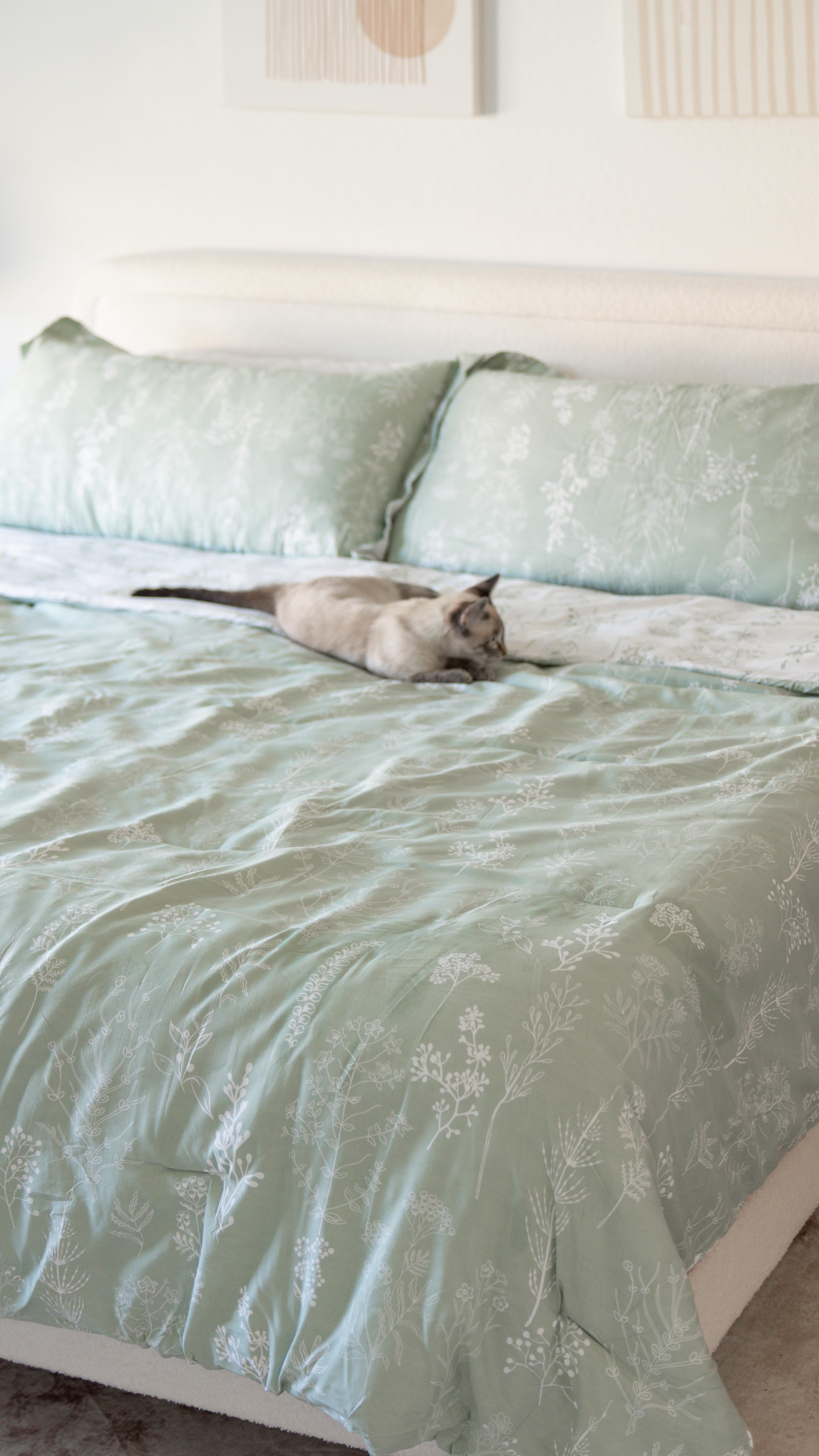 Instagram post by @esragurayman for Bedsure Home. Caption reads: The moment I made the bed with this @bedsurehome....