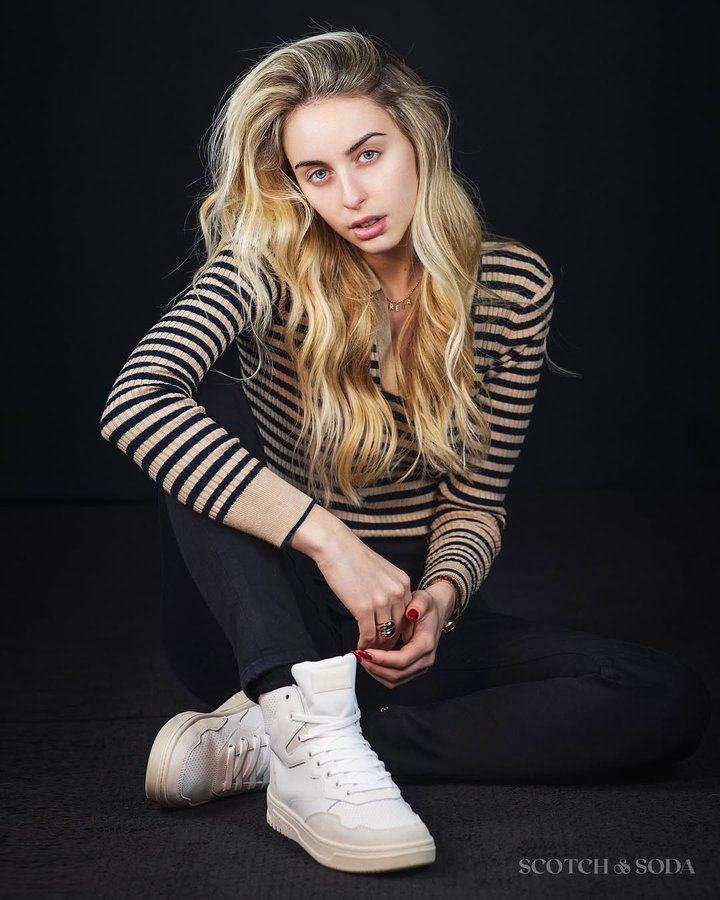 Instagram post by @greta_ray_official for Scotch & Soda. Caption reads: Loving my outfit of @scotch_soda ✨
•
Foto di....