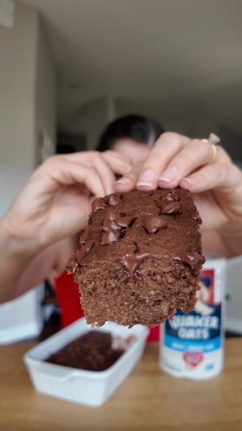 Instagram post by @cookin.em for Quaker Oats. Caption reads: [...] ft @quaker Ingredients: 1 cup @quaker oats....