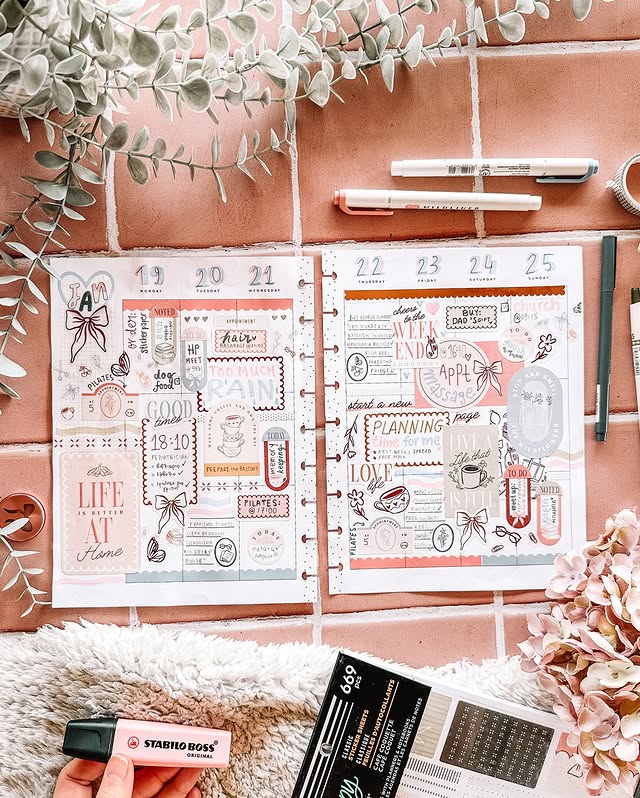 Instagram post by @ilianne.on.paper for The Happy Planner. Caption reads: [...] by @the_happy_planner 🤩 . . .....