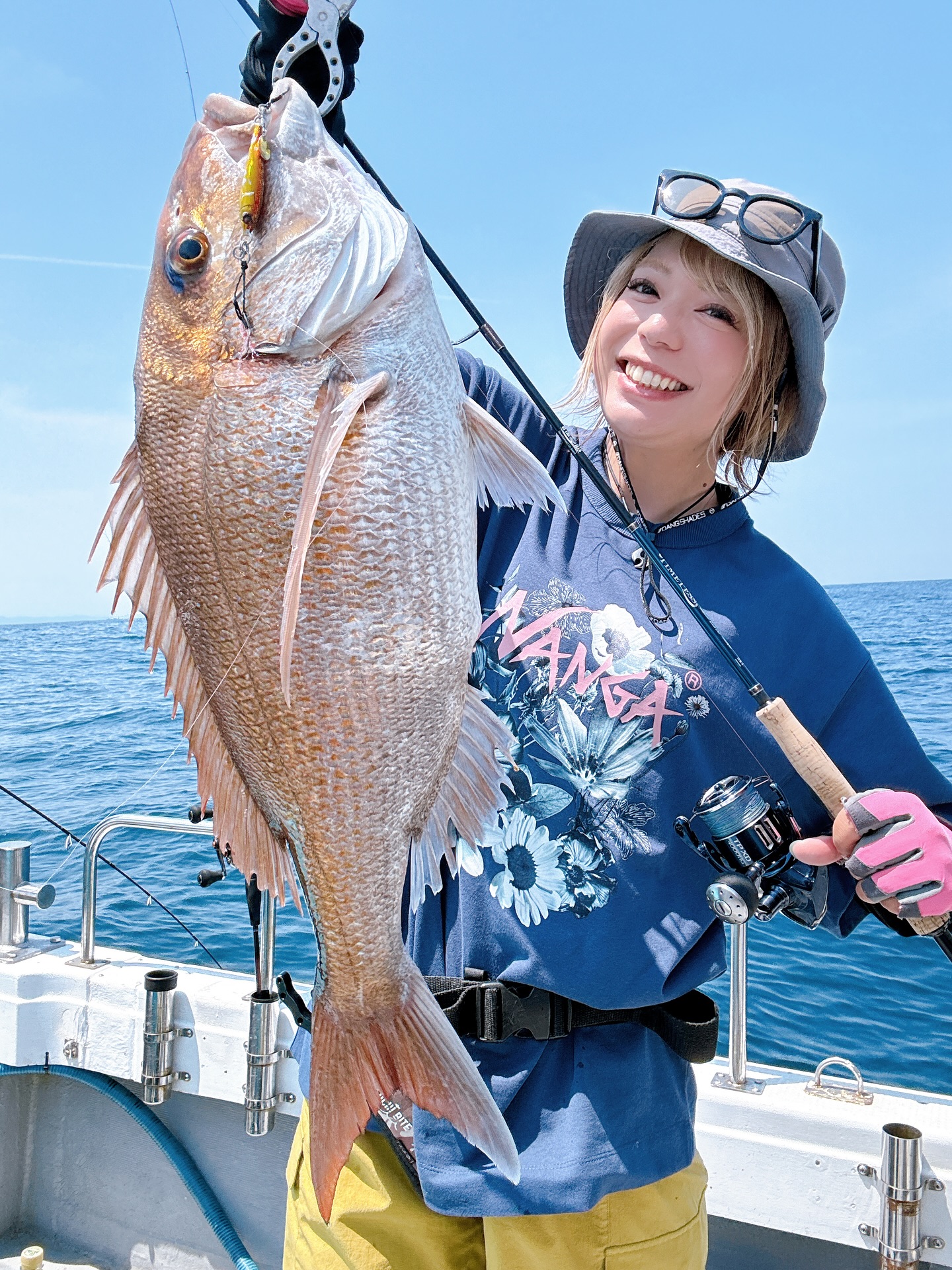 Instagram post by @mic39thanks for ShimanoFishing Japan. Caption reads: キタキタキタッ⚡️6月2日
71cm👑4.4kgのナイスな大鯛🩵

今回は私的にはちょっと珍しく....