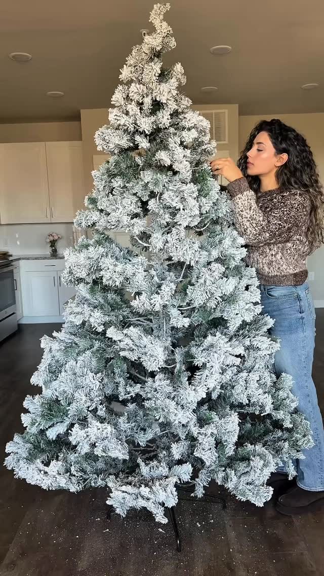 Instagram post by @itsmervekoc for Yaheetech. Caption reads: Cozy lights & Christmas vibes....