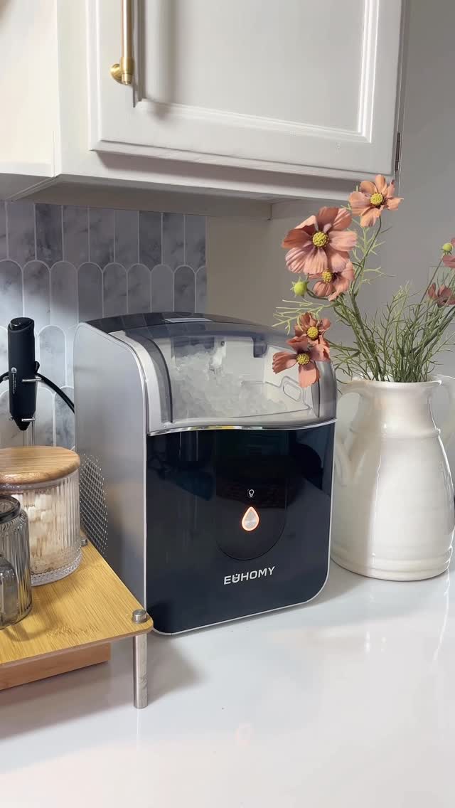 Instagram post by @silv.wassumz for EUHOMY. Caption reads: [...] when the ice is this good 🧊✨
The....