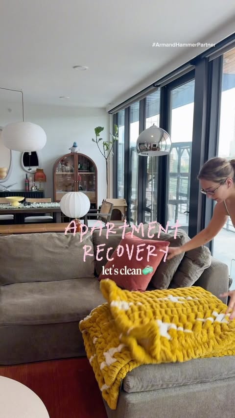Instagram post by @taryn_lamb for Arm & Hammer. Caption reads: #ArmandHammerPartner before every trip i always....