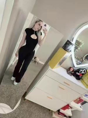 TikTok post by @carolinacoffey for OQQ. Caption reads: OQQ OUTFIT 🖤✨ #ootd #oqqfashion #oqq [...].