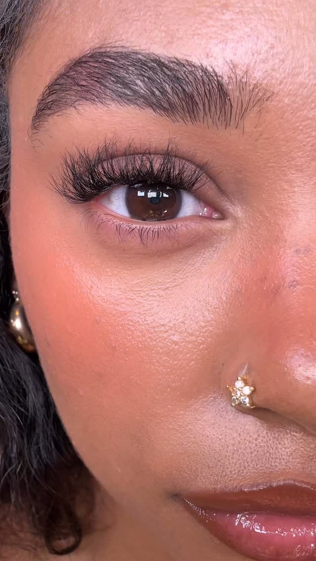 Instagram post by @itsmyrayeraye for Ivy Beauty. Caption reads: Clean girl look, but make it effortless. 💅🏽
No....