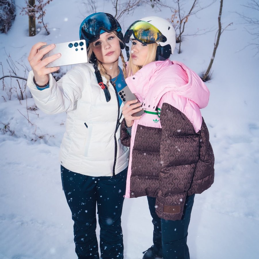 Instagram post by @santiakz for Samsung Polska. Caption reads: [...] #galaxyai #galaxys25ultra @samsungpolska.