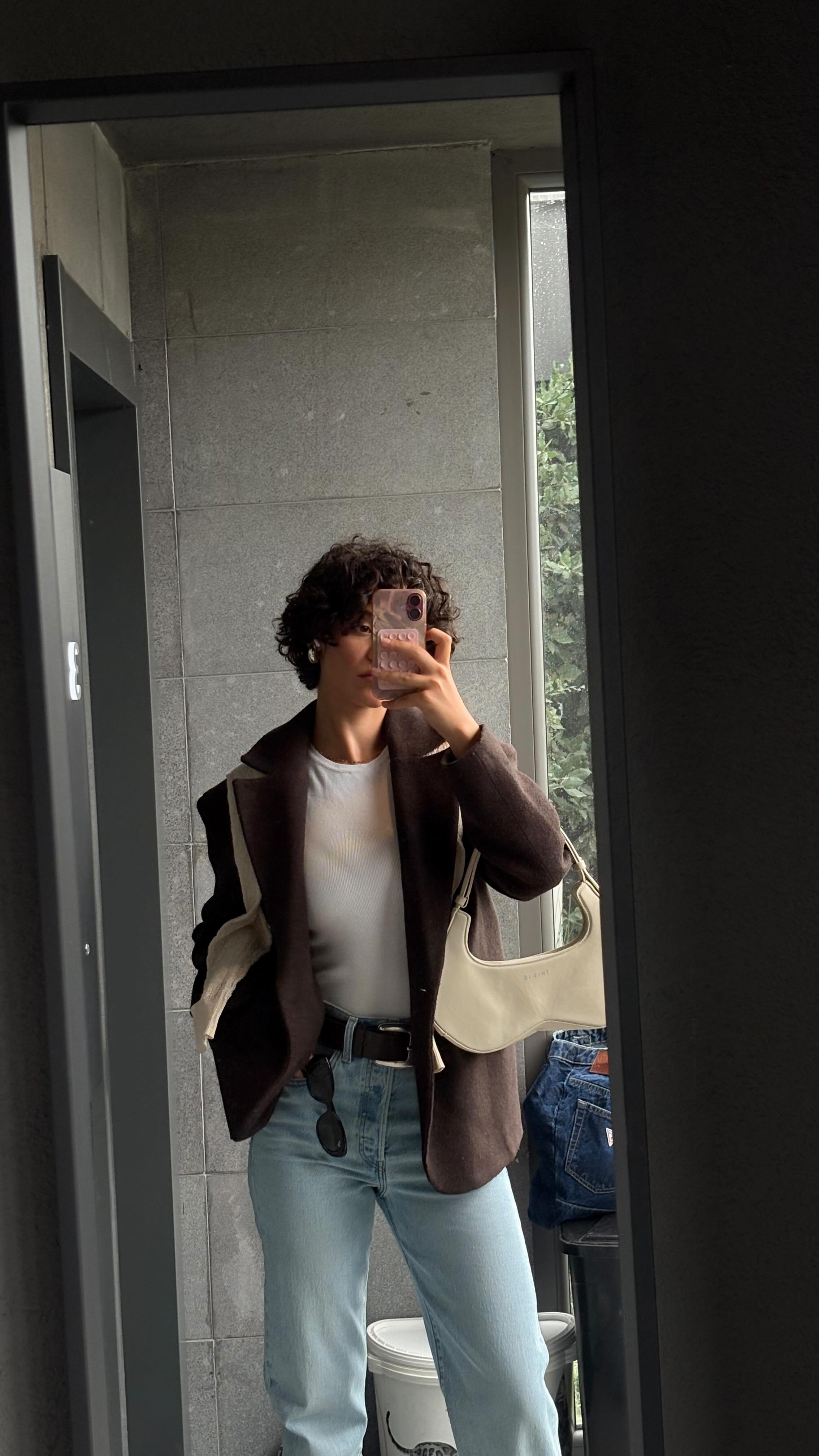 Instagram post by @melisayanik for Jo Malone London. Caption reads: paylasmayı unuttum bu kombini 🤎

jean @levis_tr....