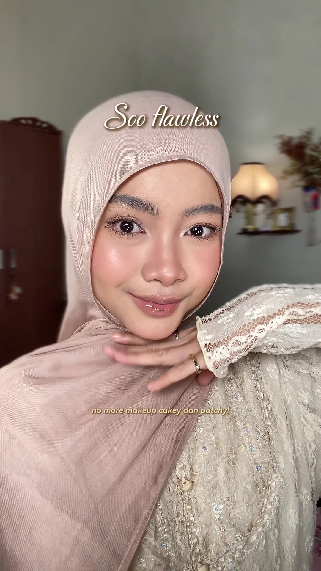 TikTok post by @mlkrtkaa for OTWOO Indonesia. Caption reads: makeup jadi flawless seharian! @otwoo.id #otwoo....