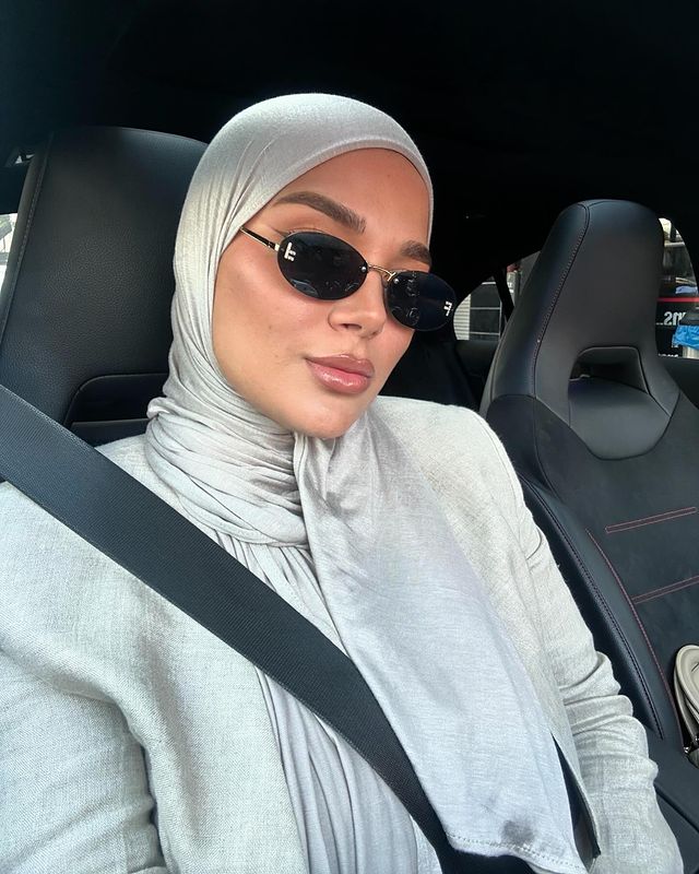 Instagram post by @edimedii for LOSYANA. Caption reads: car selfie 
Hijab @losyana.shop 

Ad.