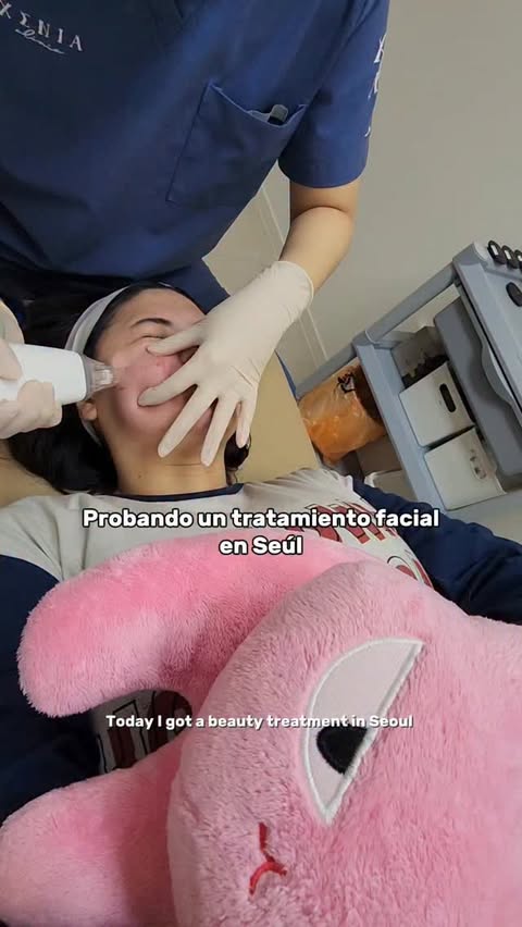 Instagram post by @xeniaclinic_eng for Xenia Clinic. Caption reads: [...] en Seúl… y sí, la belleza duele 😭🤣

Fuimos....