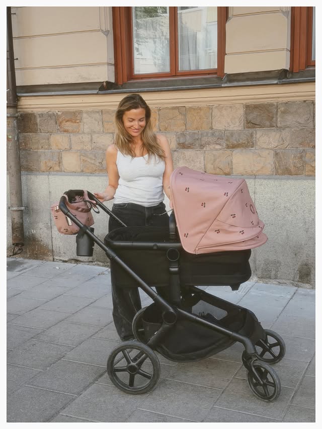 Instagram post by @rebeccacoheen for Bugaboo. Caption reads: Den sötaste sommarvagnen!!🍒🍒 Reklam....