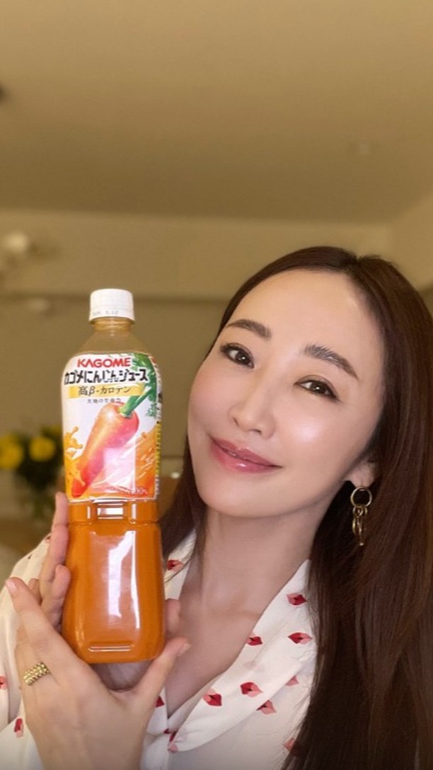 Instagram post by @megumi_kanzaki for Kagome. Caption reads: にんじんジュースと、
にんじんジュースを使った簡単アレンジレシピをいくつかご紹介しました。
そのまま....