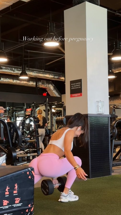 Instagram post by @perezjulianew for BOMBSHELL SPORTSWEAR. Caption reads: [...] woman can perform. 🙏🏼

Wearing....