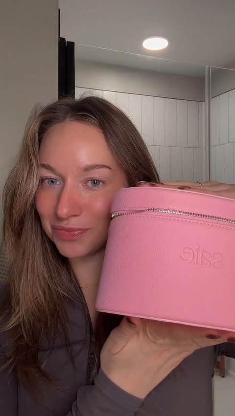 Instagram post by @laurenmariaobrien for Saie hello. Caption reads: did someone saie friday chit chat.