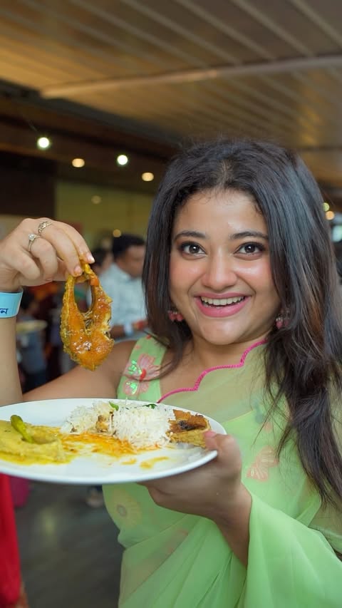 Instagram post by @asmeeghosh_official for Fortune Foods. Caption reads: Ilish-er proti bhalobasha jokhon eto beshi, tokhon....