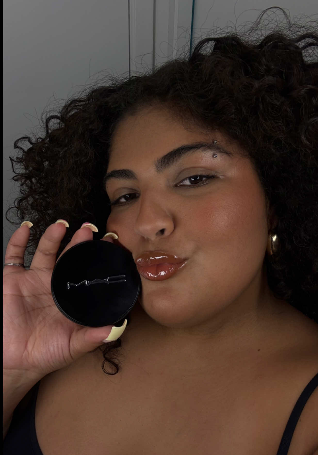 TikTok post by @pricotahelp for maccosmetics. Caption reads: MEU AMOR QUEM TÁ FALANDO É A @maccosmetics 🗣️ que....