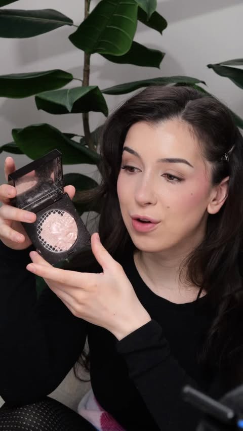 Instagram post by @ashleykaylamakeup for Laura Mercier. Caption reads: [...] favorite highlighters ✨ This is the....