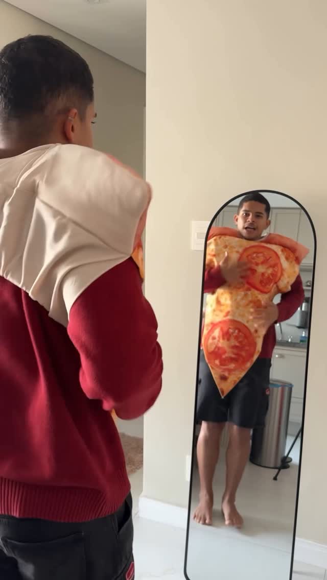 Instagram post by @ciclopin for Pizza Hut. Caption reads: tem vontades que não dá pra explicar… tipo aquela....