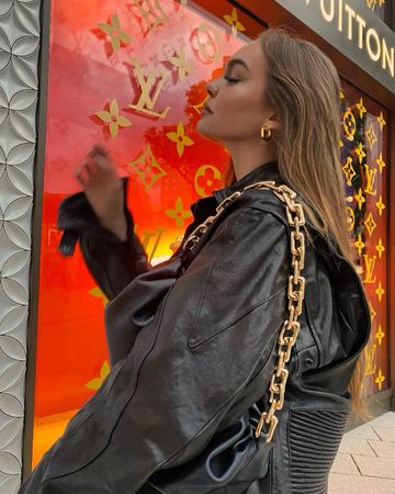 Instagram post by @alisamordv for Tini Lux. Caption reads: in love with @tiniluxjewelry ✨ #ad.