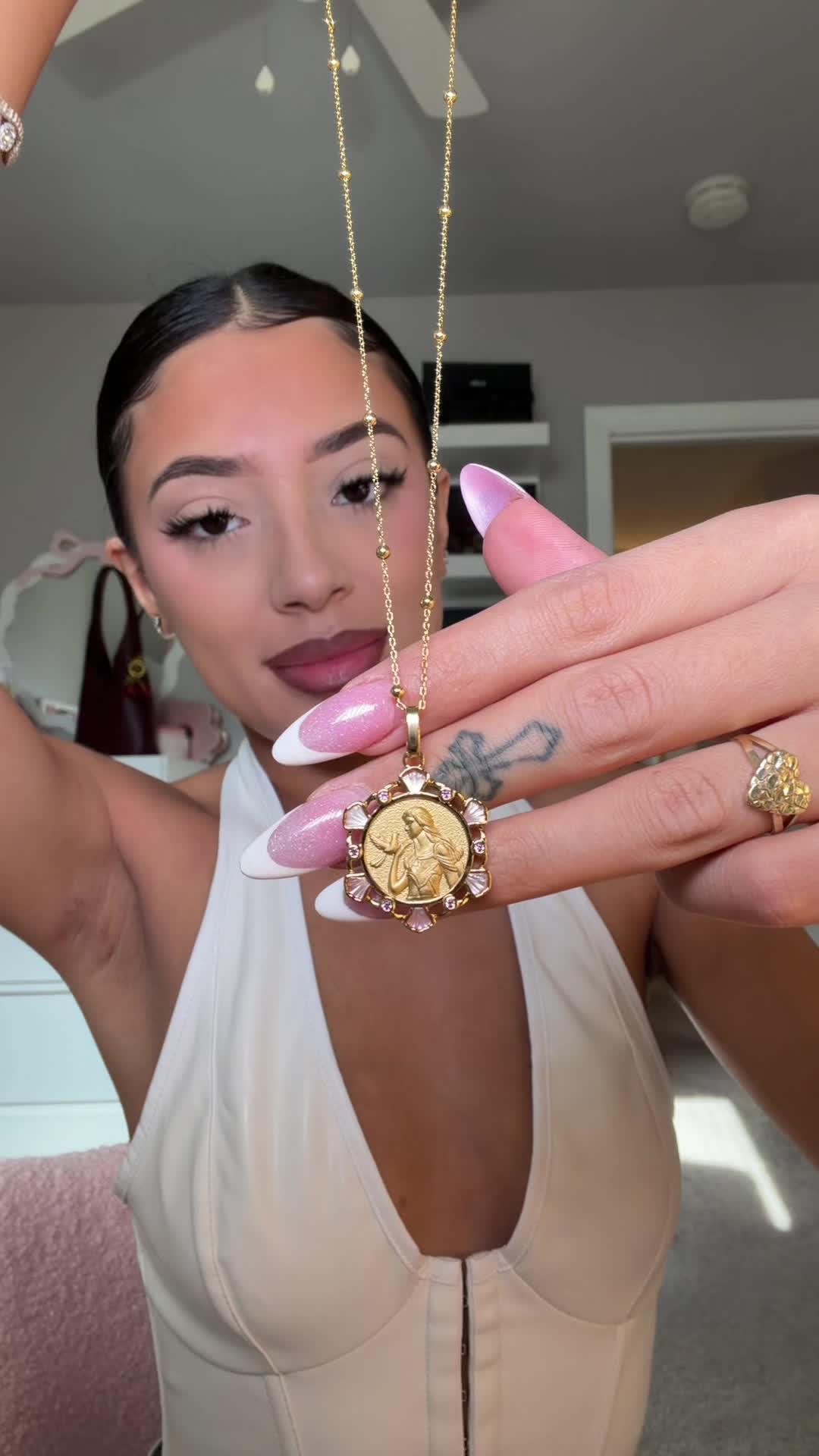 TikTok post by @zzzuulll for Vidawheel Jewelry. Caption reads: Discount code: zzzuulll #healingjewelry....