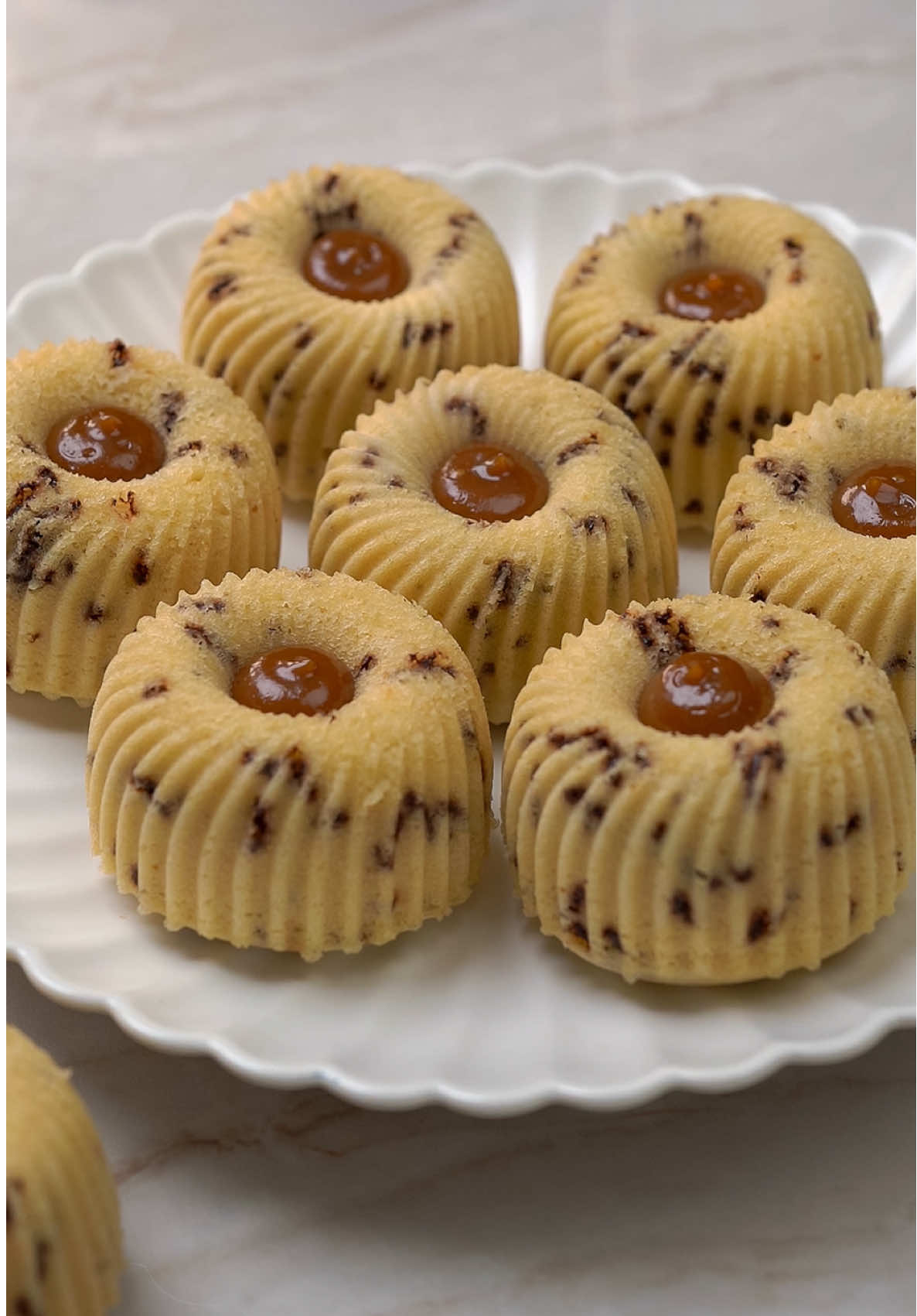 TikTok post by @lis.achmady for idealifeonline. Caption reads: Cuma pakai 2 telur aja, aku coba bikin bolu kaya....