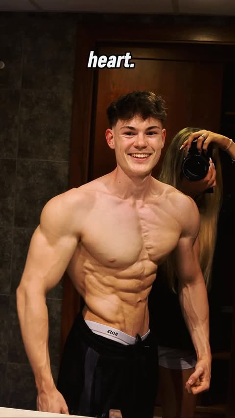 Instagram post by @tobi_aesthetics for Esn. Caption reads: [...] Code: LAT10 ➡️beste Gymklamotten
💊 @esncom....