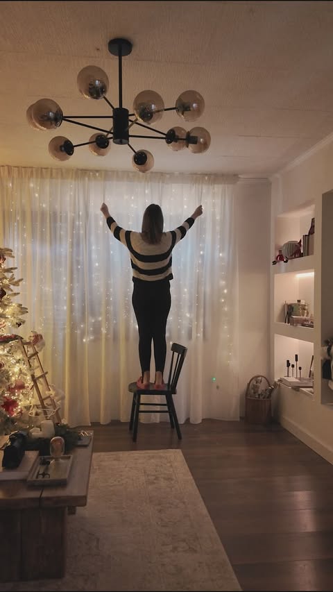 Instagram post by @uradi.sama.mama for Sinsay. Caption reads: Samo nek sija i šljašti 🎄💡.