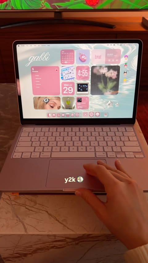 Instagram post by @gabbidei for Apple. Caption reads: [...] #macbook #homescreen #mac #customization....