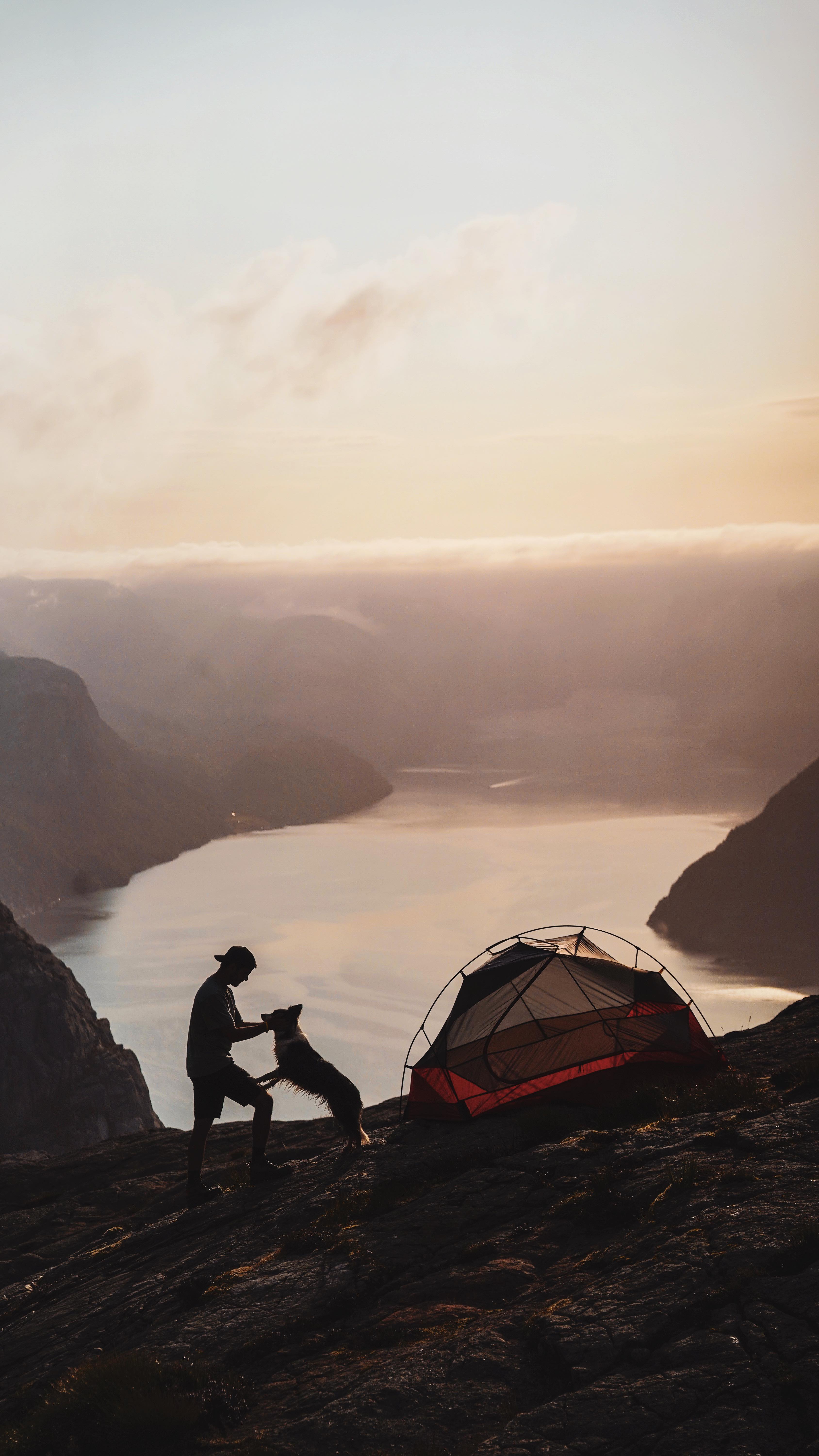 Instagram post by @igna.ferriol for Edgard & Cooper. Caption reads: ¿Cómo es un día viajando en furgo con tu mejor....