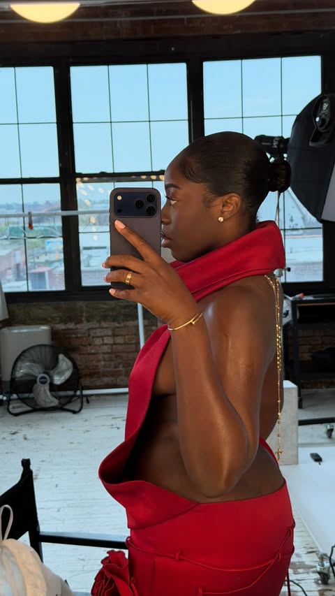 Instagram post by @itsreallynana for Sheamoisture. Caption reads: [...] December I’m finally committing.

Used the....