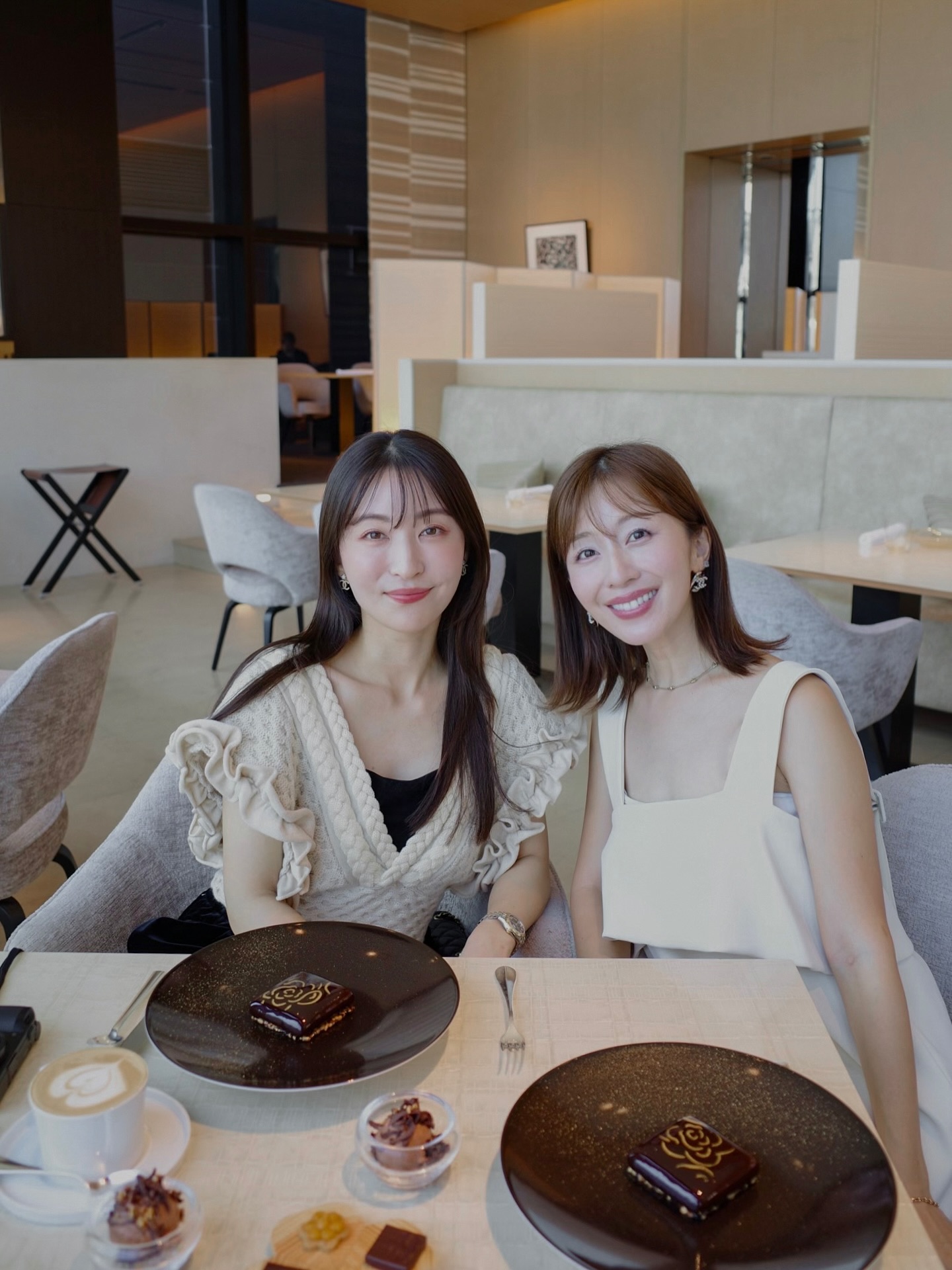 Instagram post by @yuumikono125 for LEINWANDE. Caption reads: CHANELのレストランこと
ベージュ アラン・デュカス東京 @beige_restaurant....