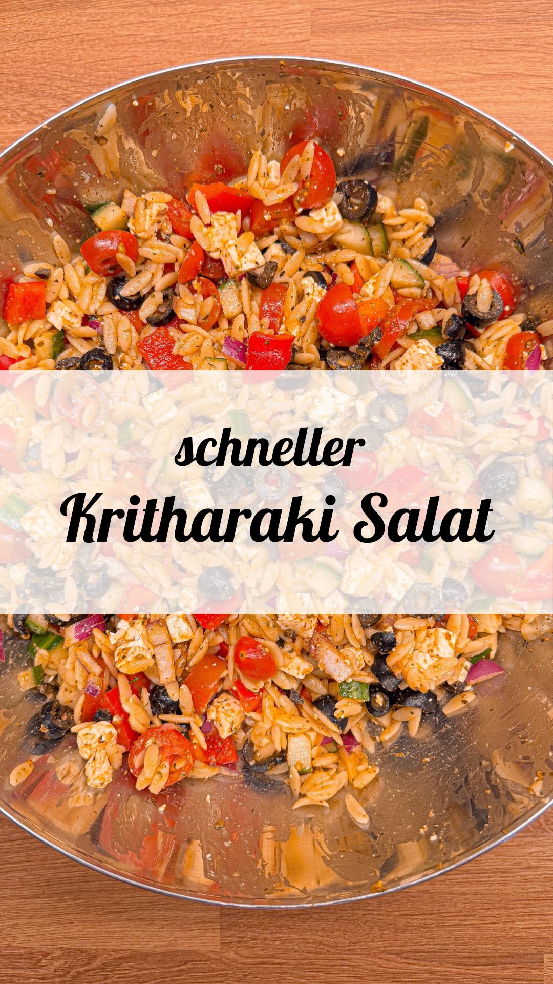 Instagram post by @kochenmitsophiaunddarius for Degusta Box. Caption reads: ⬇️ REZEPT ⬇️ 
KRITHARAKI SALAT 🍅🫒🥒

ZUTATEN:....