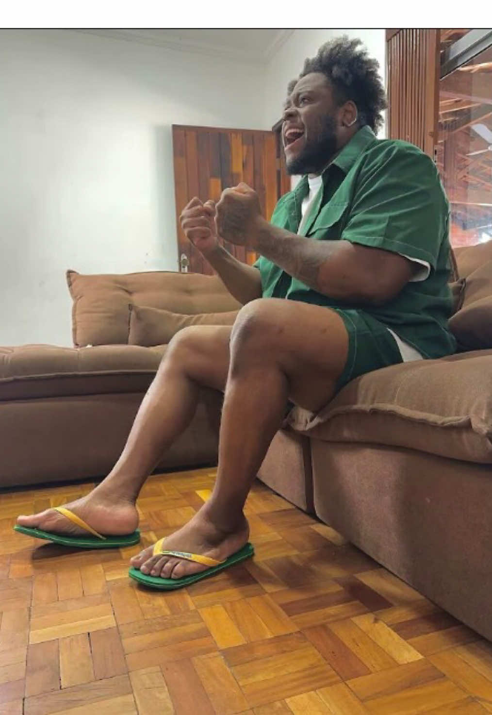 TikTok post by @_tioguh for Havaianas. Caption reads: Não tem jeito, quando as @Havaianas o molho....