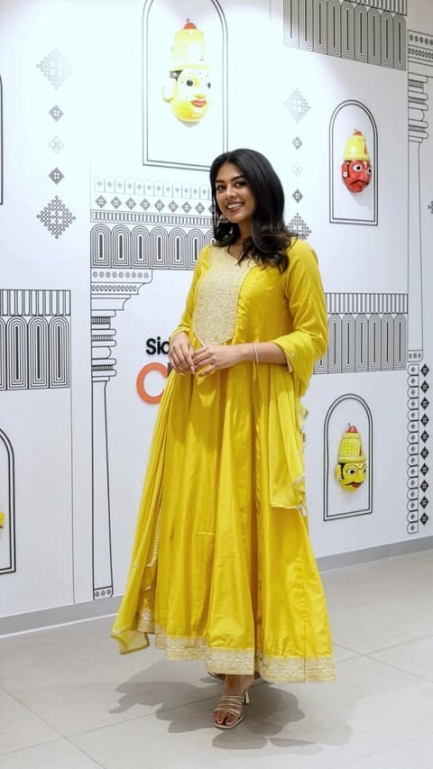 Instagram post by @divyaboppana_ for Shoppers Stop. Caption reads: [...] find some stunning festive picks at Shoppers....