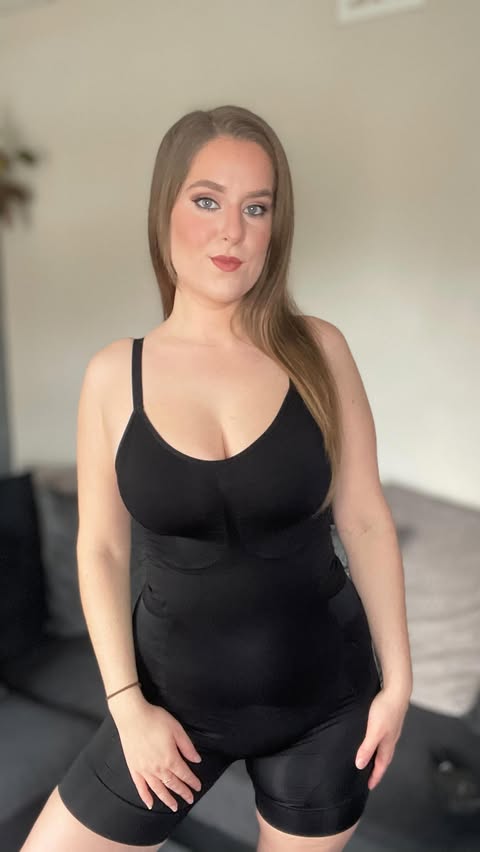 Instagram post by @daniellerhianna for SheCurve. Caption reads: [...] feeling good wearing my shapewear from....